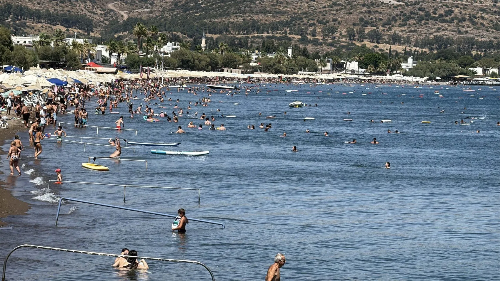 Bodrum sahilinde 38 derecelik sıcak mesai