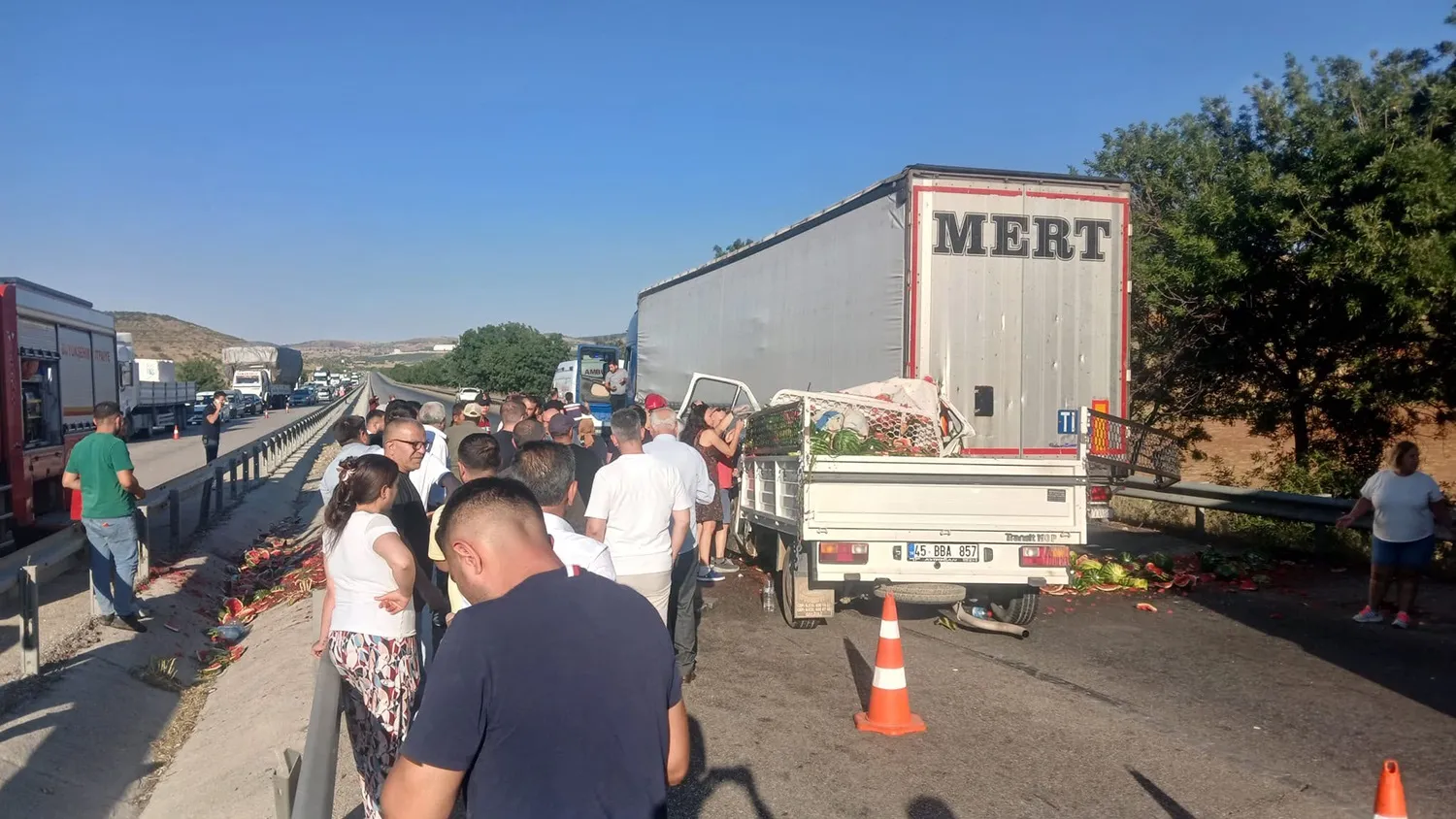 Manisa’da TIR’a çarpan kamyonet hurdaya döndü