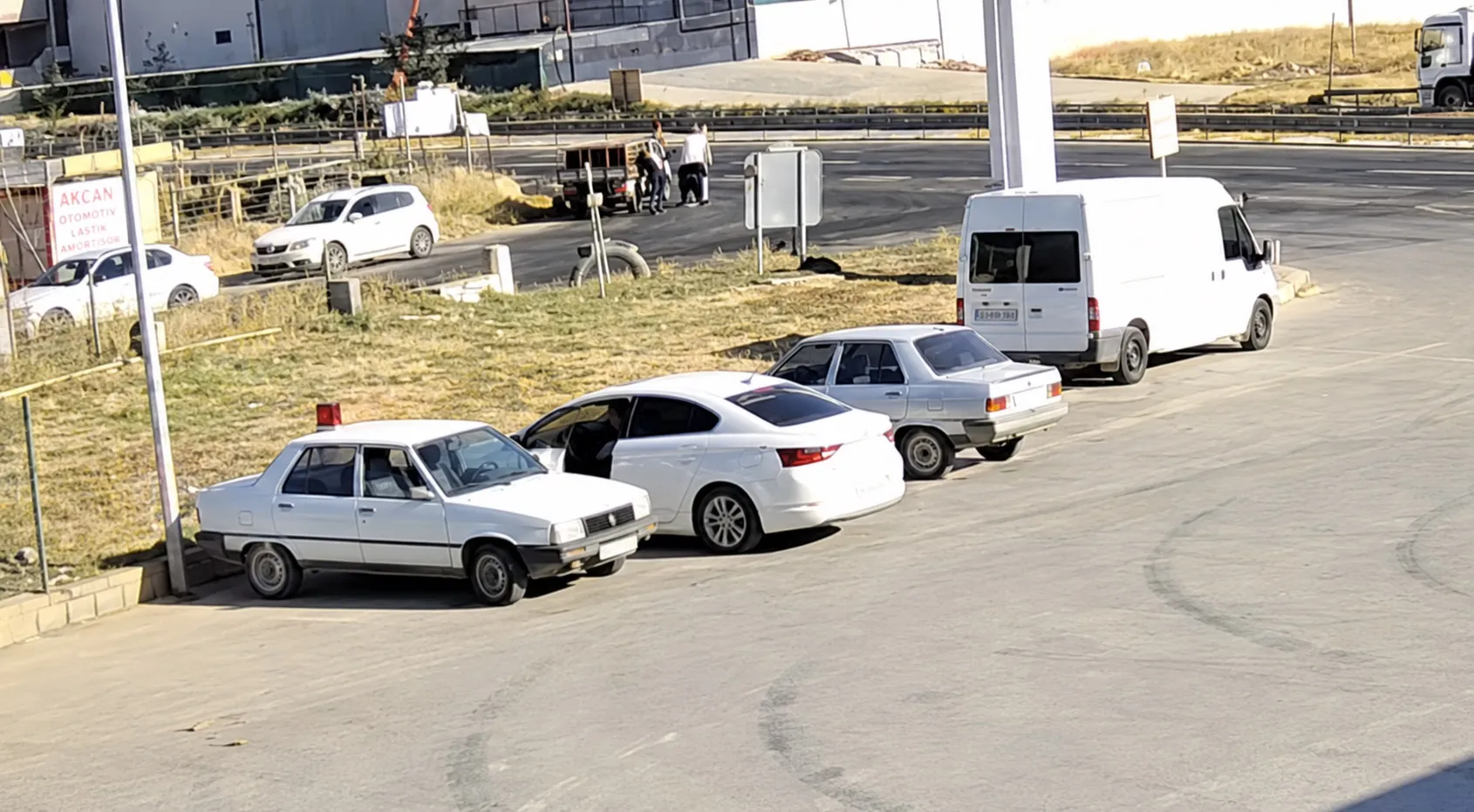 Viranşehir yolunda dehşet anları Sürücüyü dövüp silahını çaldılar
