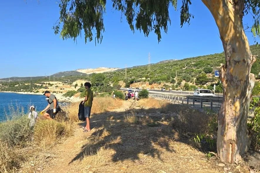 Akkuyu çalışanları Taşucu sahilini çöplerden arındırdı