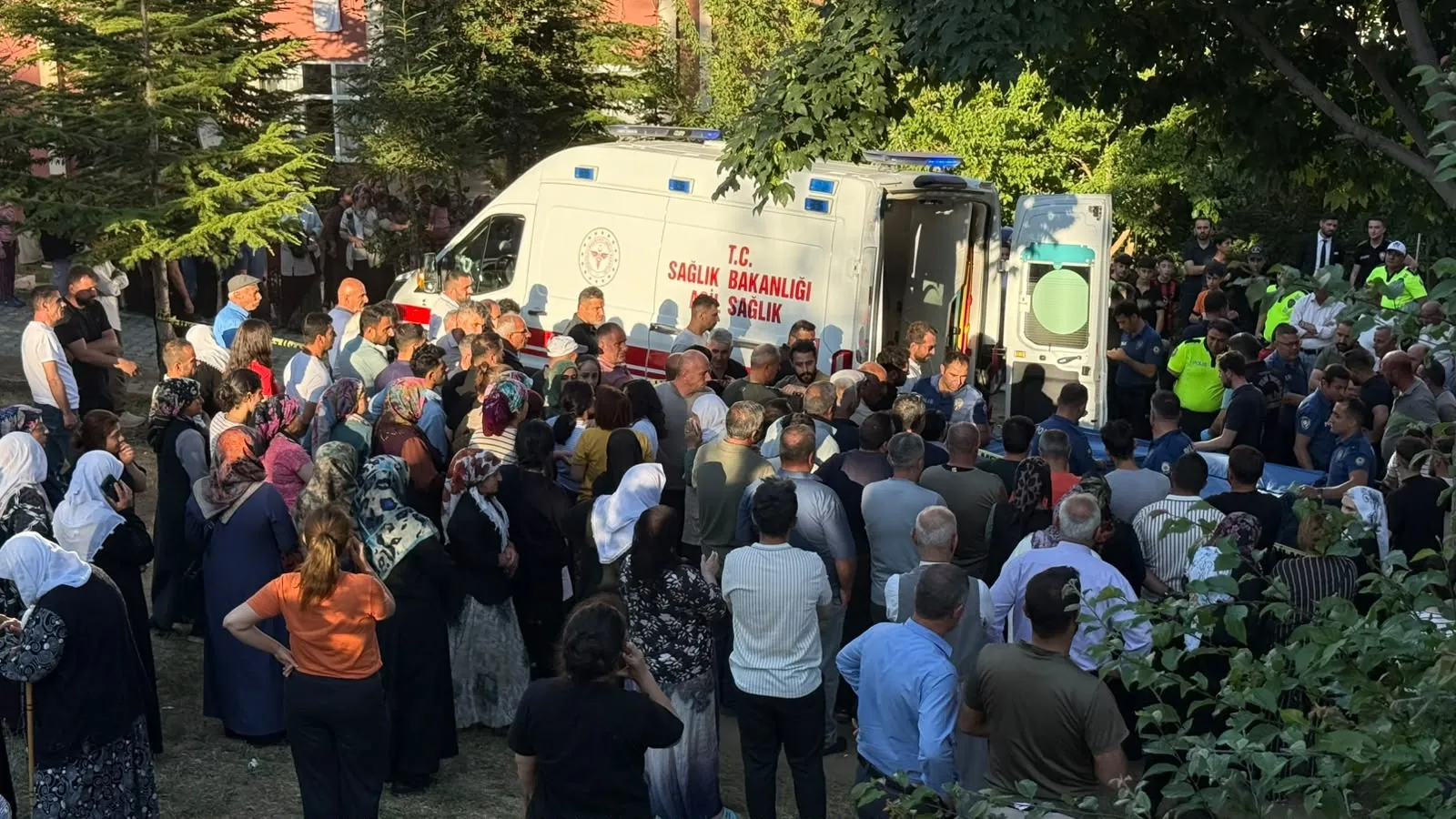 Hakkari’de ambulans kazası 10 yaşındaki Muhammet hayatını kaybetti