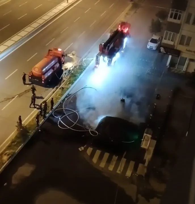 Kayseri'de şarj olan elektrikli otomobil alev topuna döndü