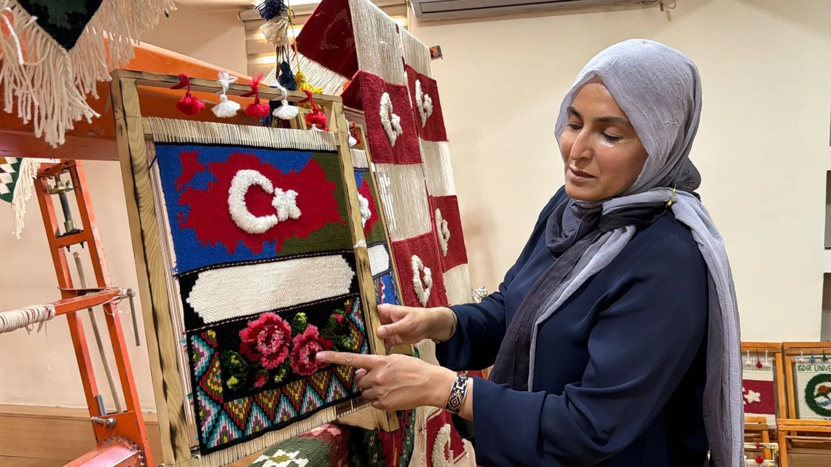 Gençler halı dokumayı minyatür tezgahlarla yeniden keşfediyor
