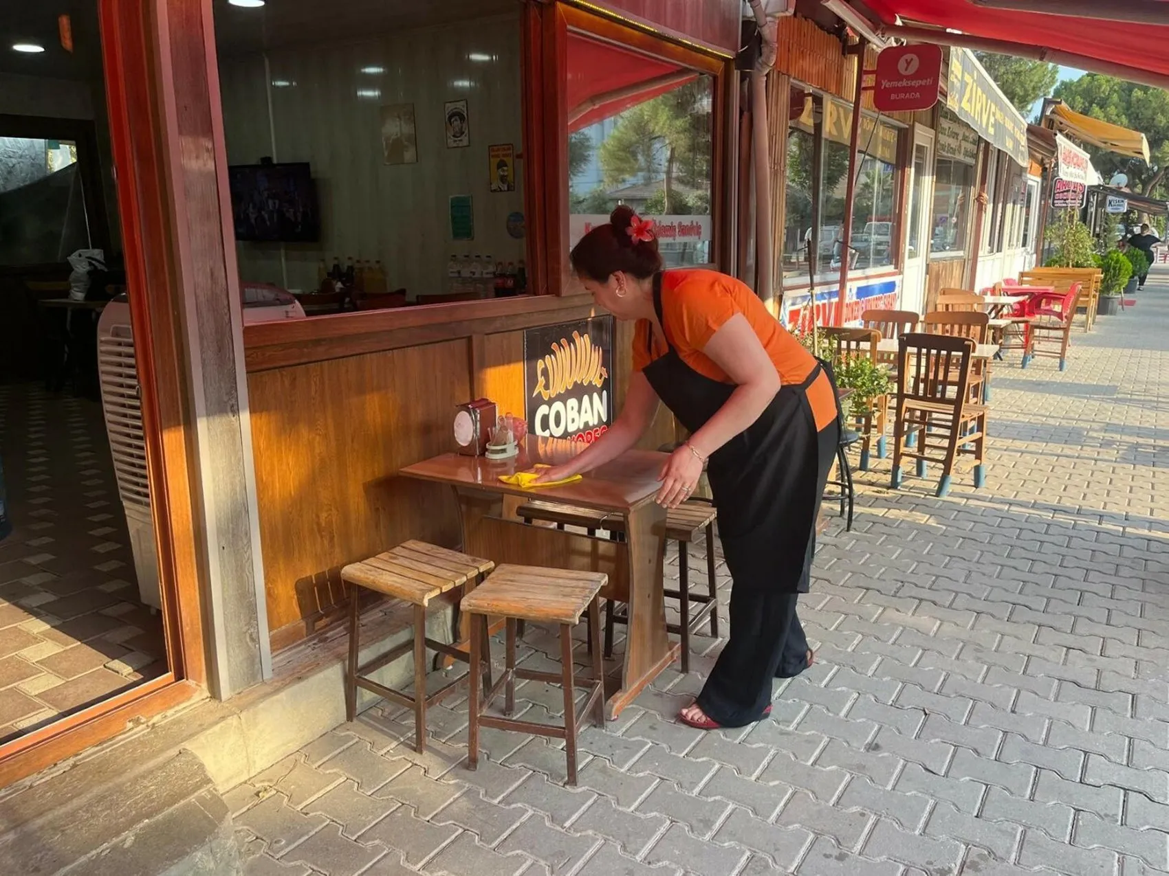 Ödemiş'te bir sokağın tüm dükkanlarını kadınlar yönetiyor