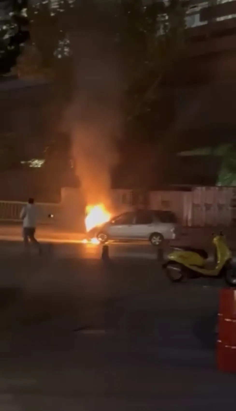 Kağıthane'de gece yarısı otomobil yangını