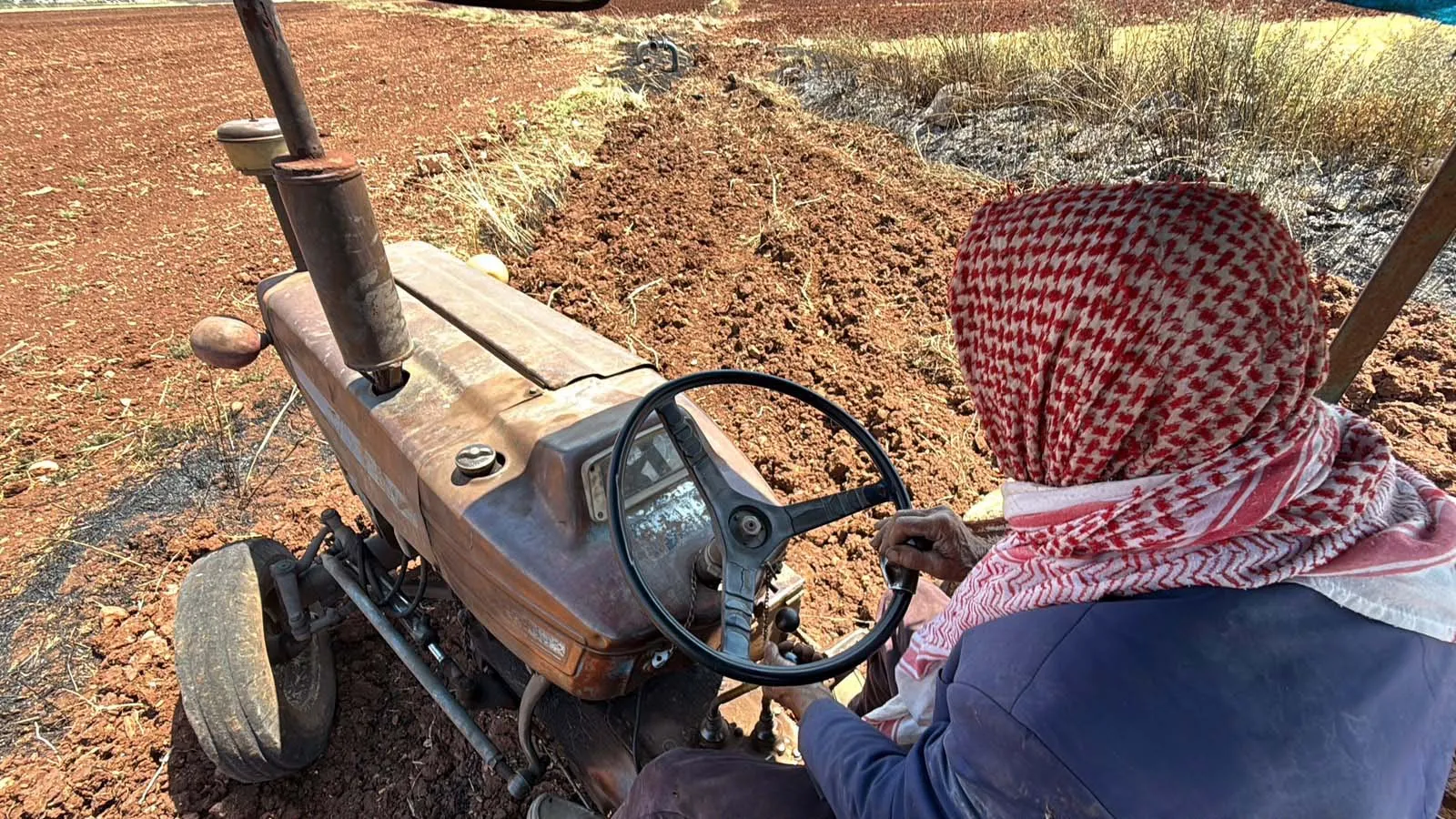 Yarım asırdır aynı traktörle tarlasını sürüyor