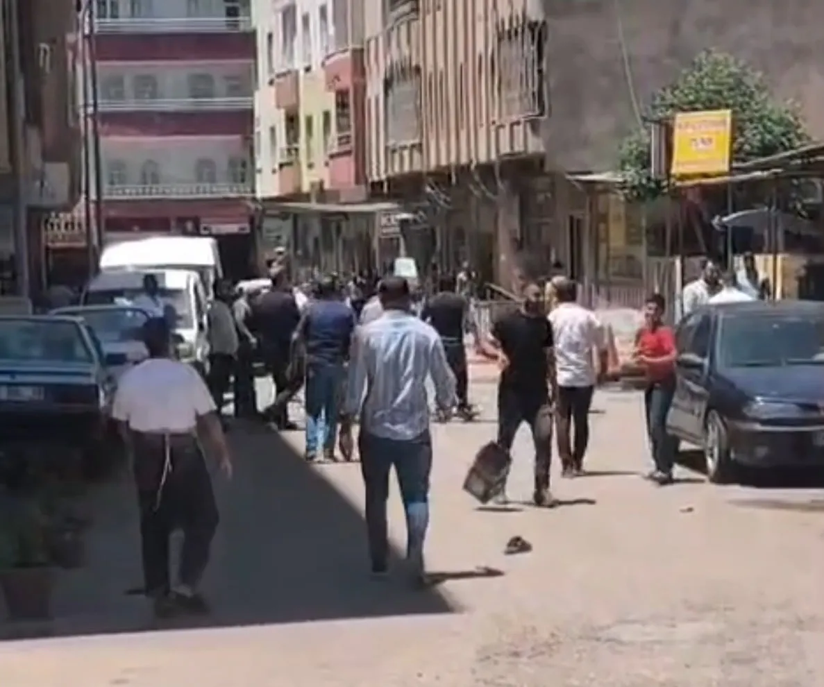 Viranşehir sokaklarında taşlı sopalı kavga anı kamerada