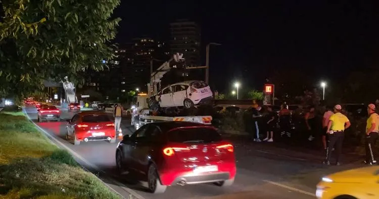 Bakırköy'de kontrolden çıkan otomobil takla atıp park halindeki araçlara vurdu