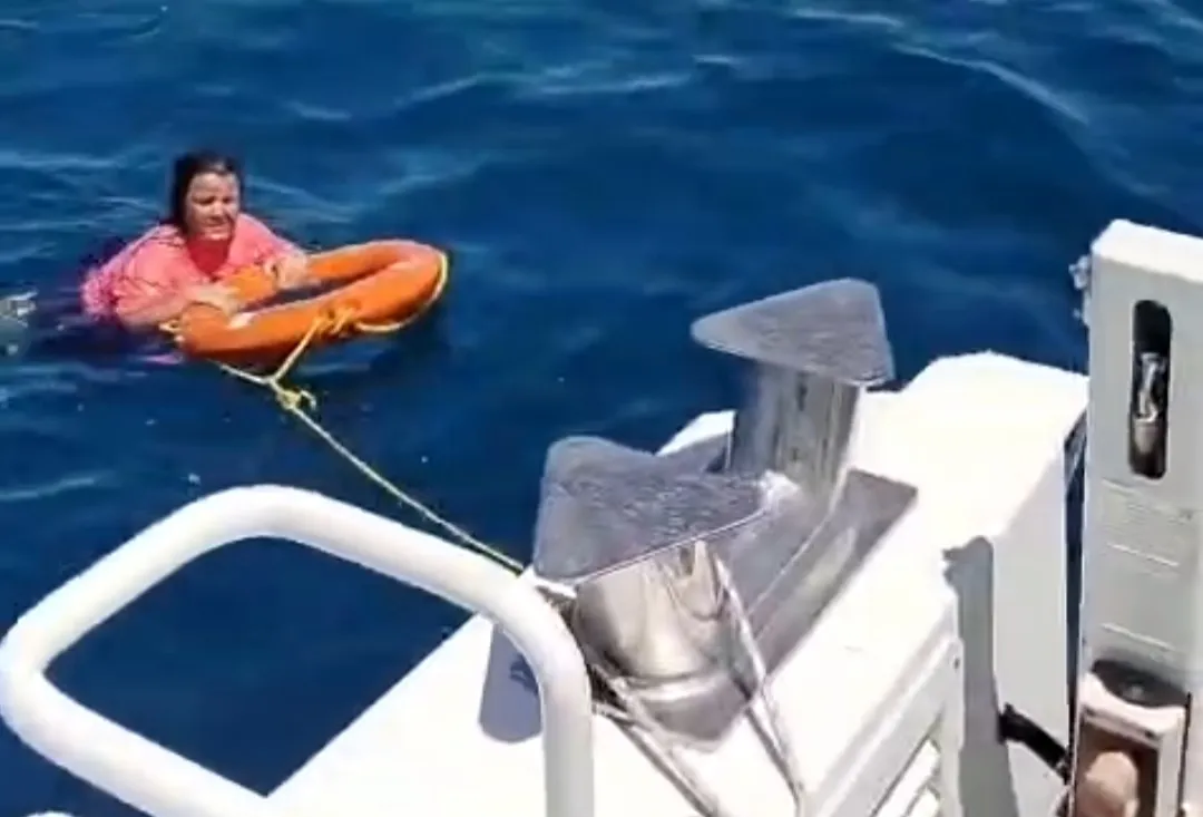 Kuşadası açıklarında akıntıya kapılan kadın son anda kurtarıldı