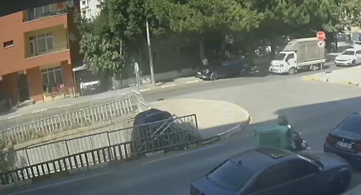 Pendik'te bariyerleri aşan otomobil dere yatağına uçtu