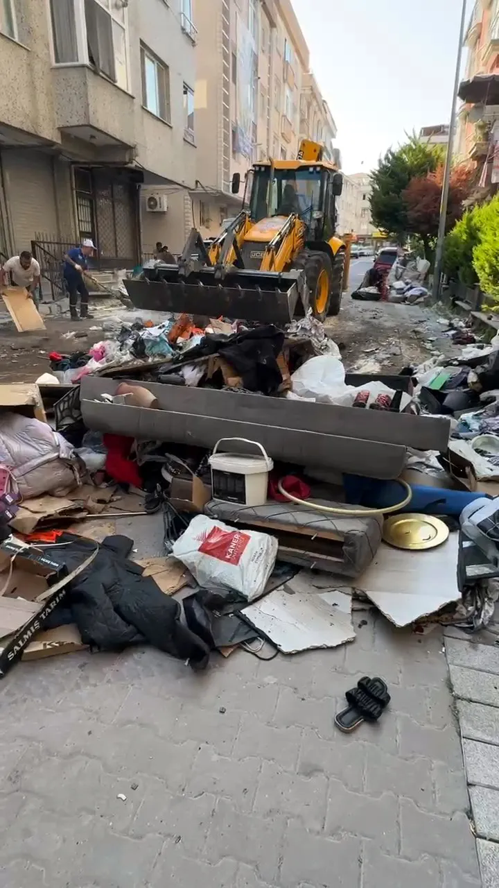 Avcılar'da ev sahibi cezaevindeki kiracısının eşyalarını sokağa attı