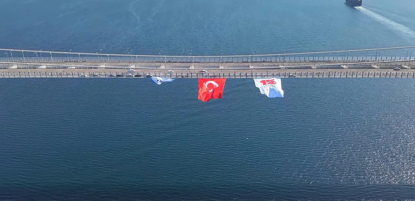 1915 Çanakkale Köprüsü dev Türk bayrağıyla selamlandı