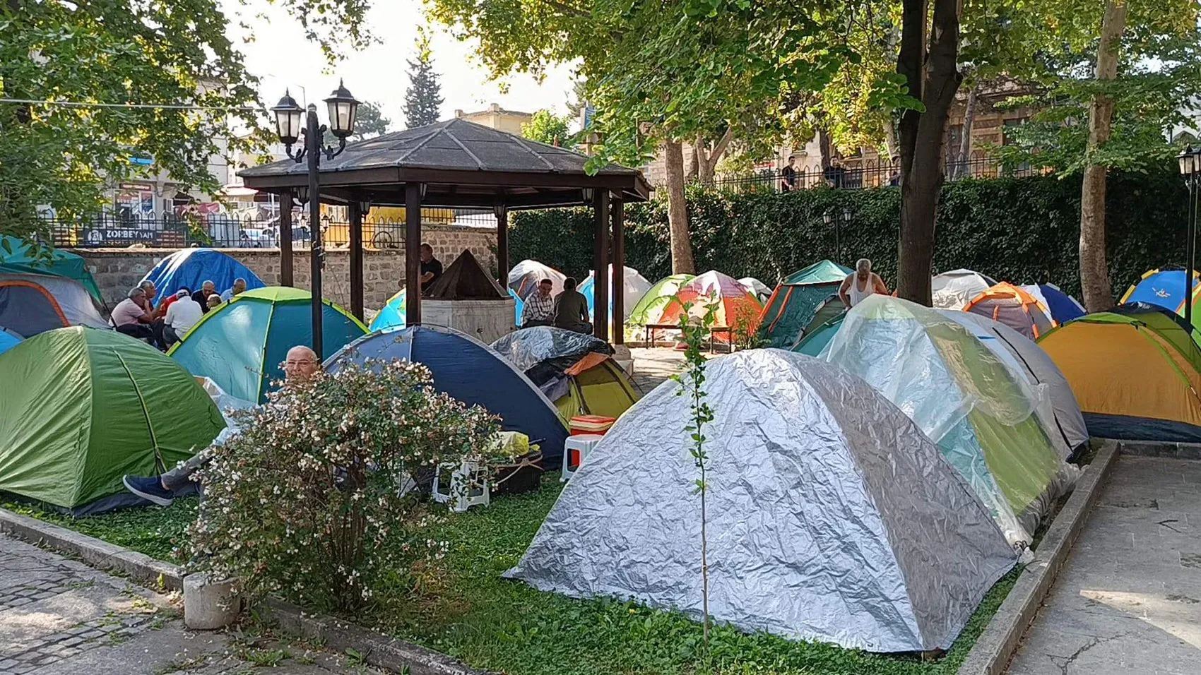 Kırkpınar tutkunları otel bulamayınca çadırlarını cami avlusuna kurdu