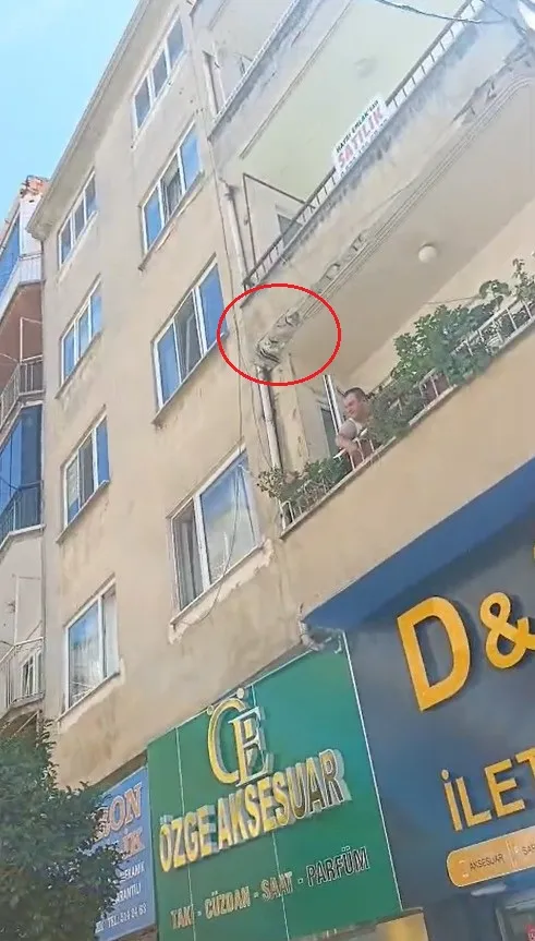 Bursa'da kaldırımda yürürken üzerine beton parçası düştü