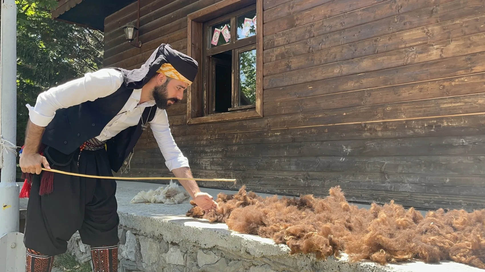 20 yıldır ilmek ilmek işlediği Hemşin çorabını Türkiye'ye tanıtıyor
