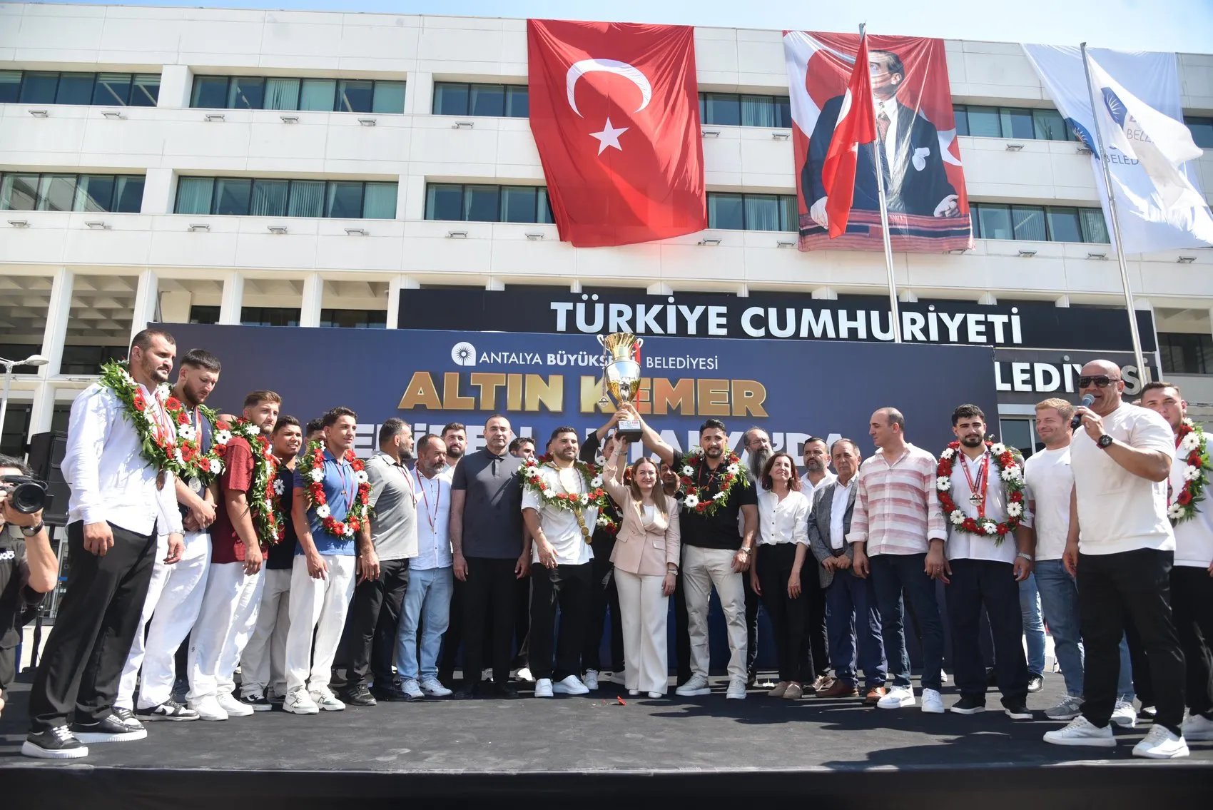 Kırkpınar şampiyonu Erkan Taş Antalya’ya altın kemerle döndü