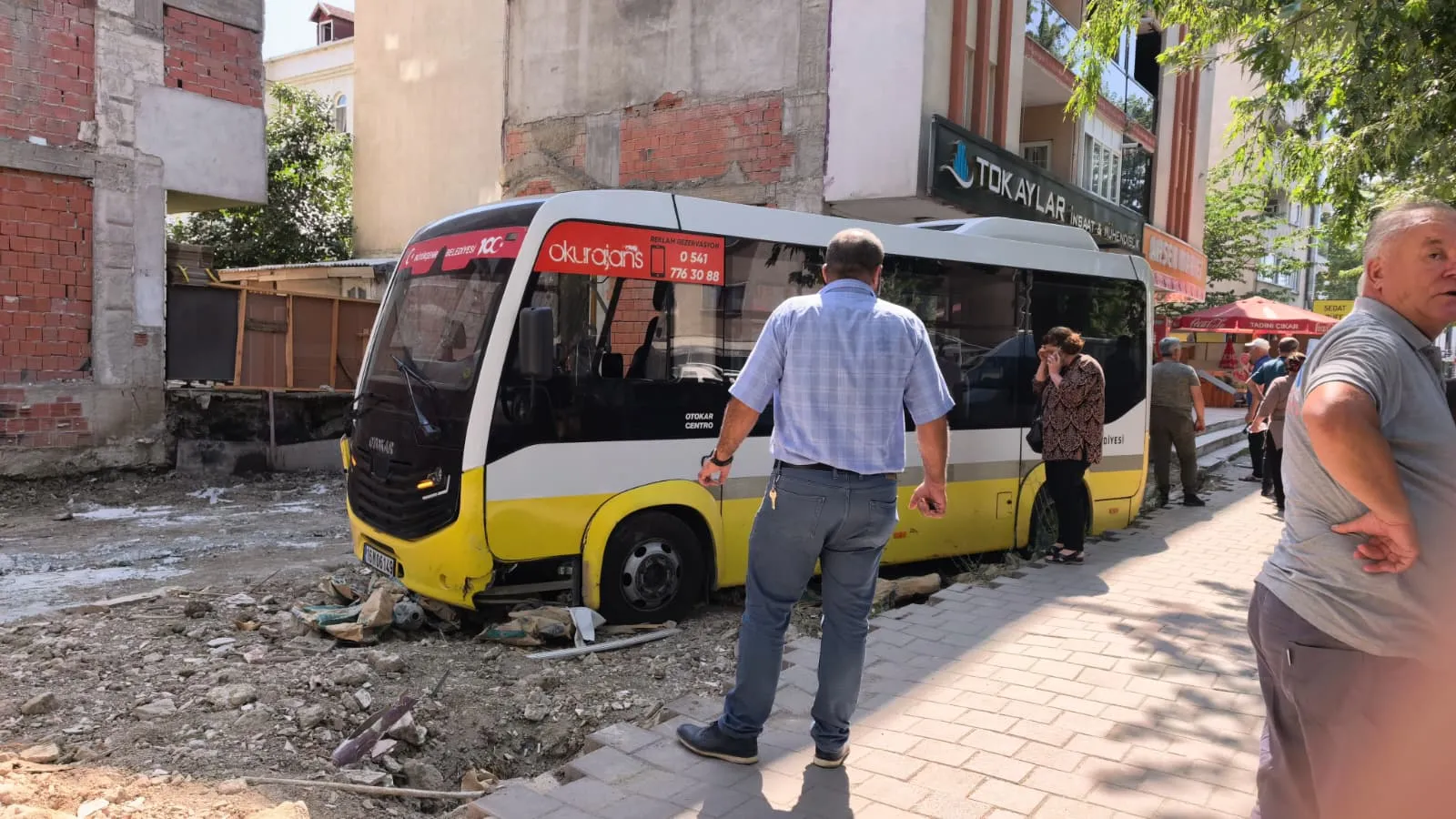 İnegöl'de kontrolden çıkan minibüs dükkana daldı