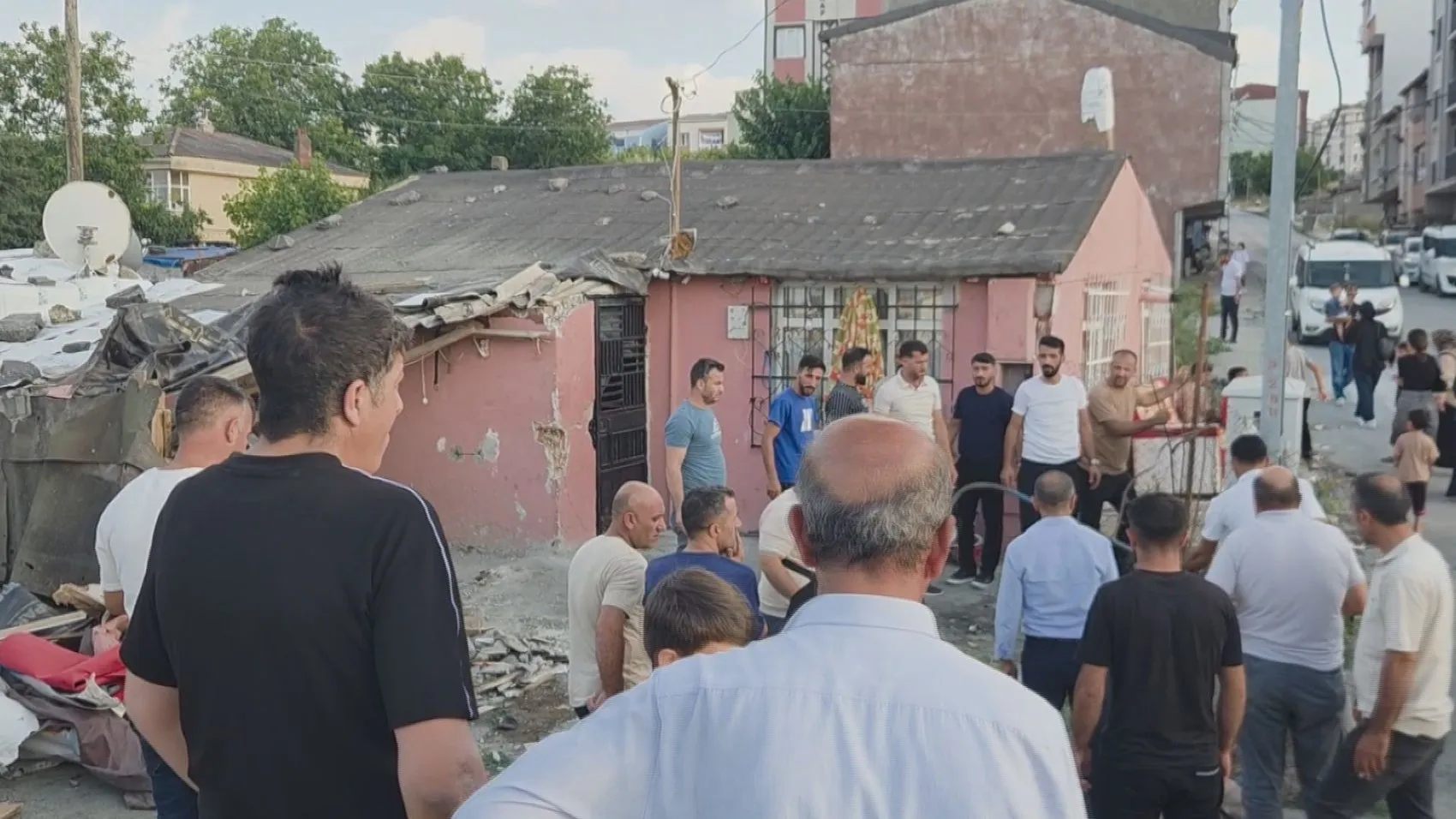 Arnavutköy'de otomobil yoldan çıkıp evin içine daldı