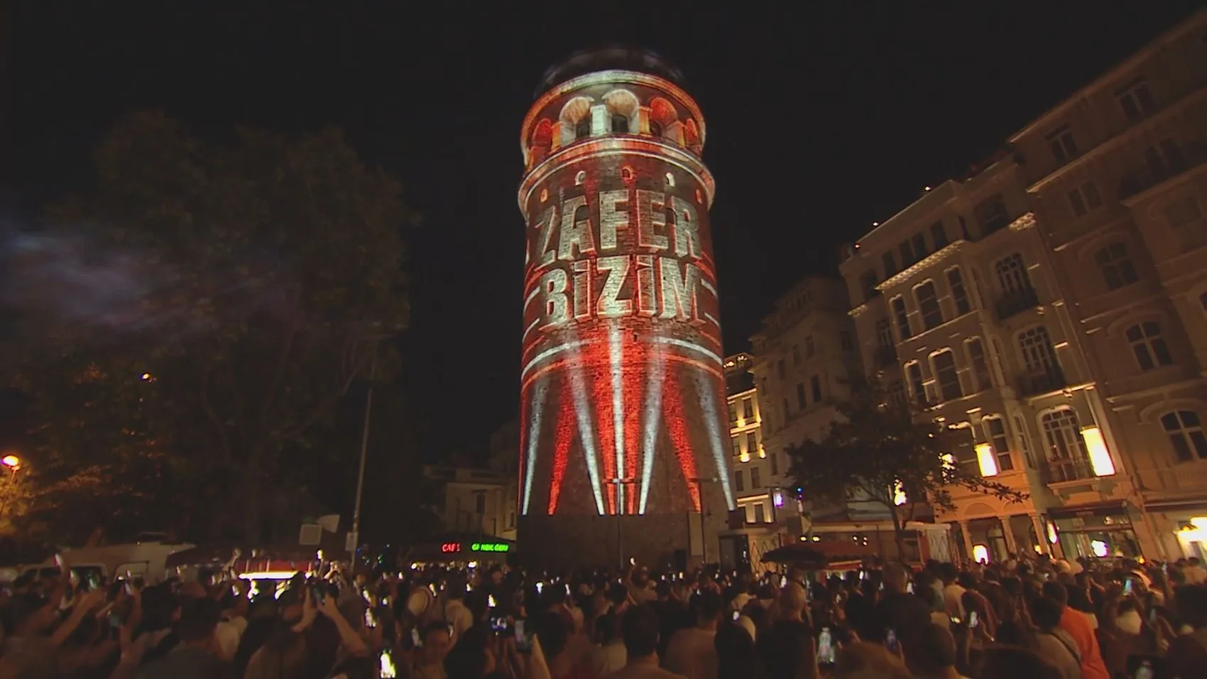Galata Kulesi 15 Temmuz’un onuncu yılı için ışıklarla donatıldı