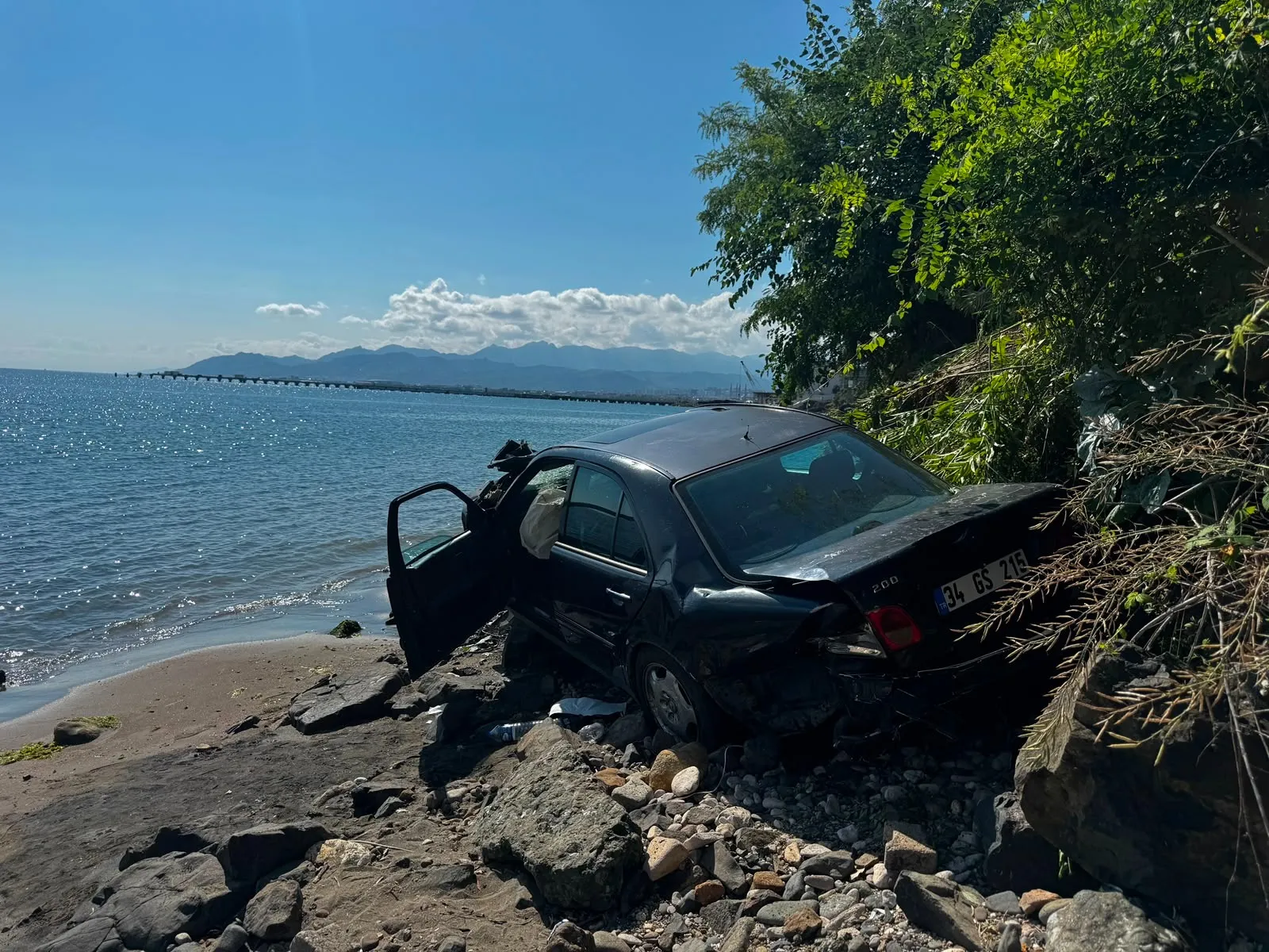 Ordu'da otomobil 30 metreden denize uçtu