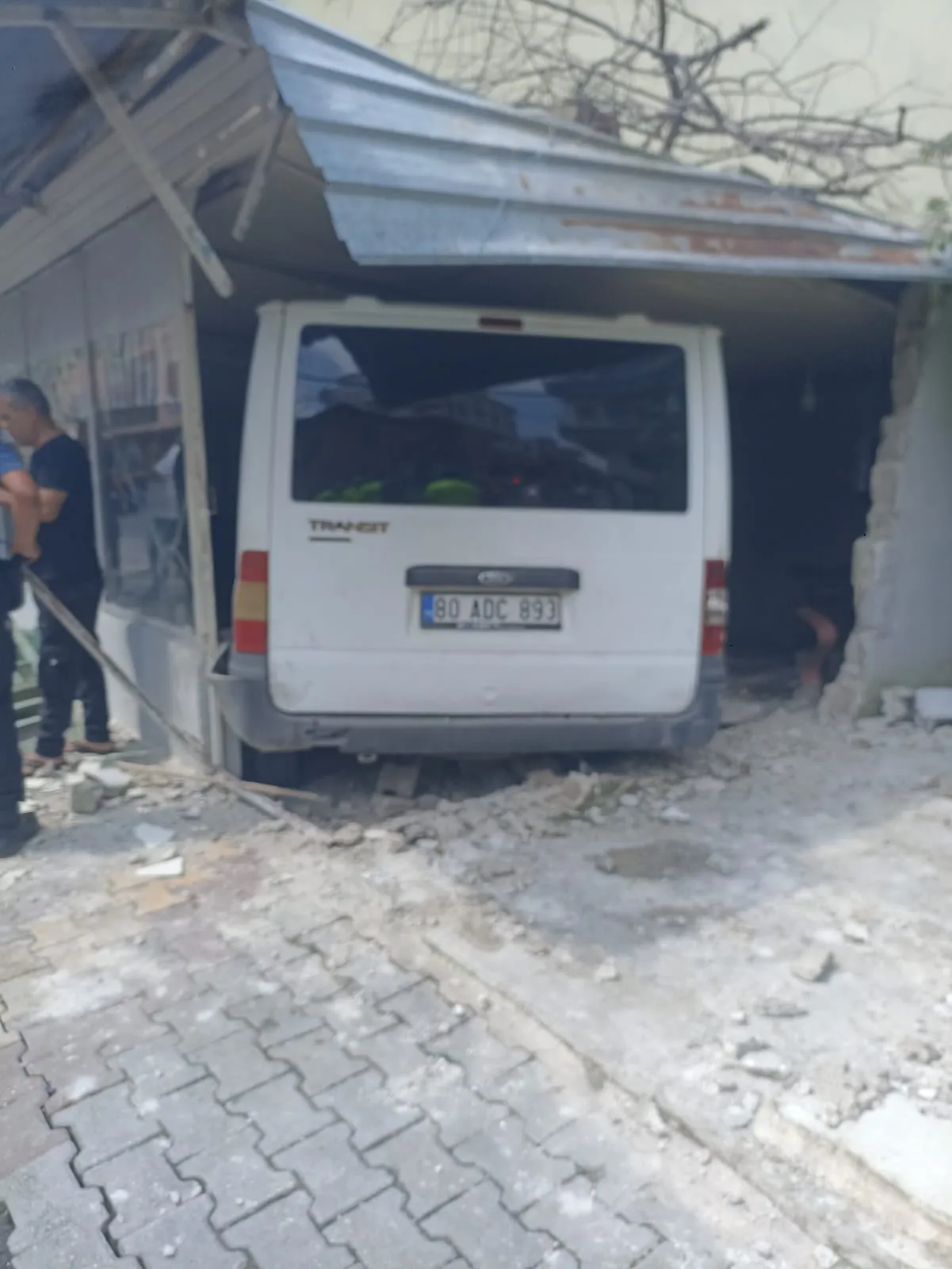 Osmaniye'de kontrolden çıkan minibüs kıraathaneye daldı