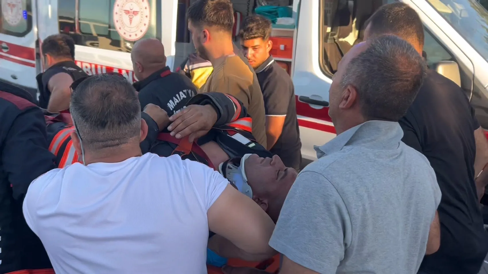 Malatya’da yangına koşan itfaiye aracı yolda devrildi