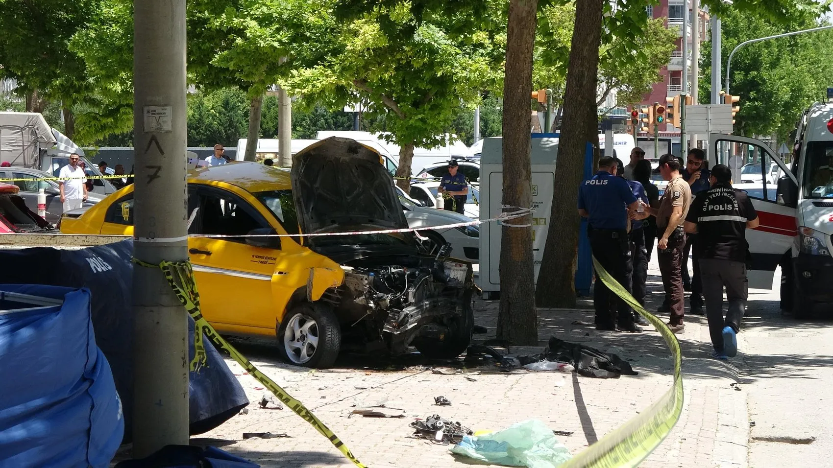 Konya’da kaldırımda yürüyen anne ve kızı taksinin çarpmasıyla can verdi
