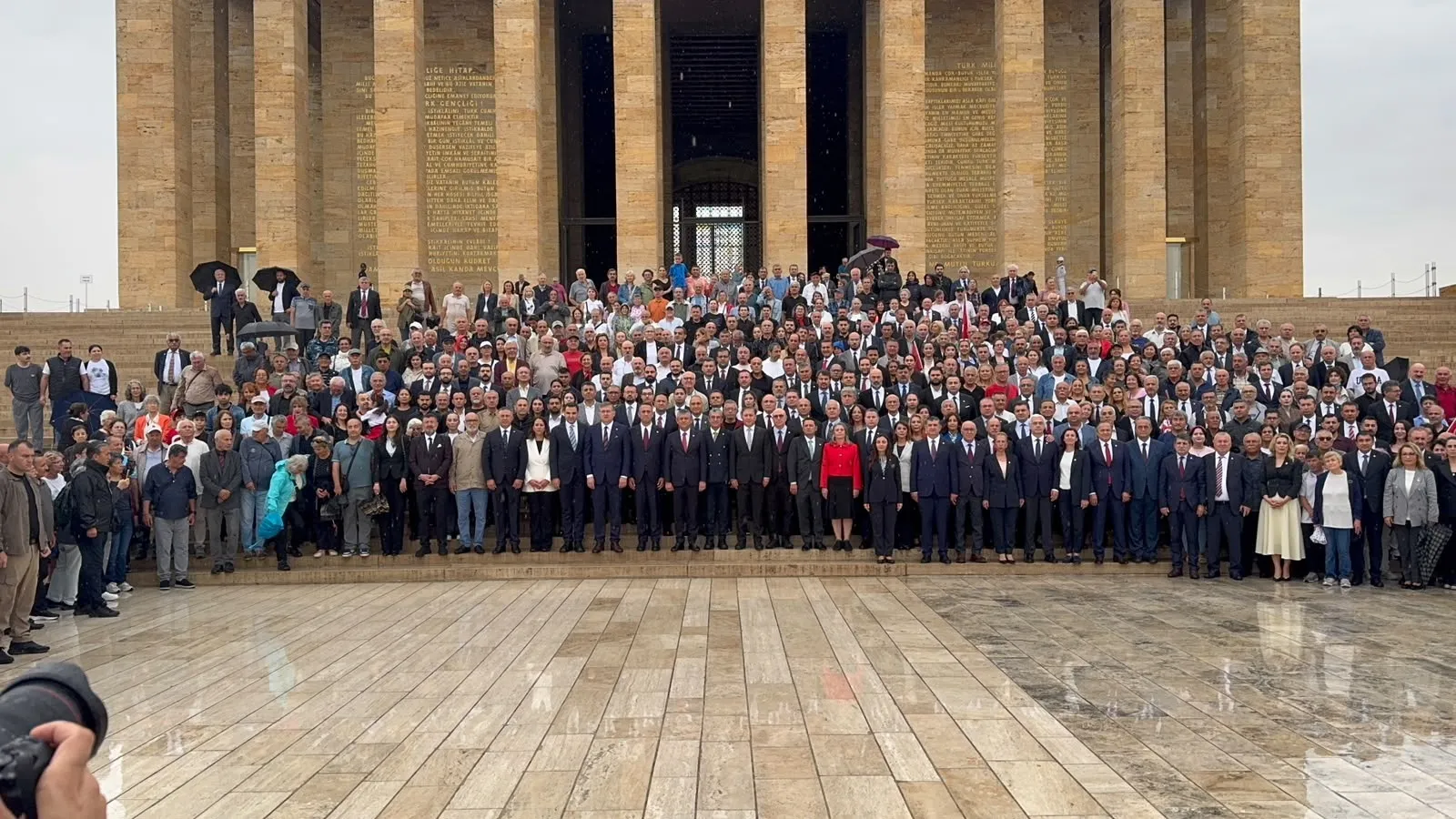 Özgür Özel yeni partisiyle Anıtkabir’e çıktı