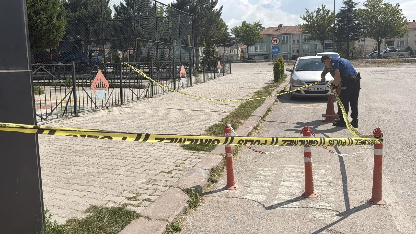 Kütahya'da silahlı saldırıya uğrayan işletmeci saldırgana taşla karşılık verdi