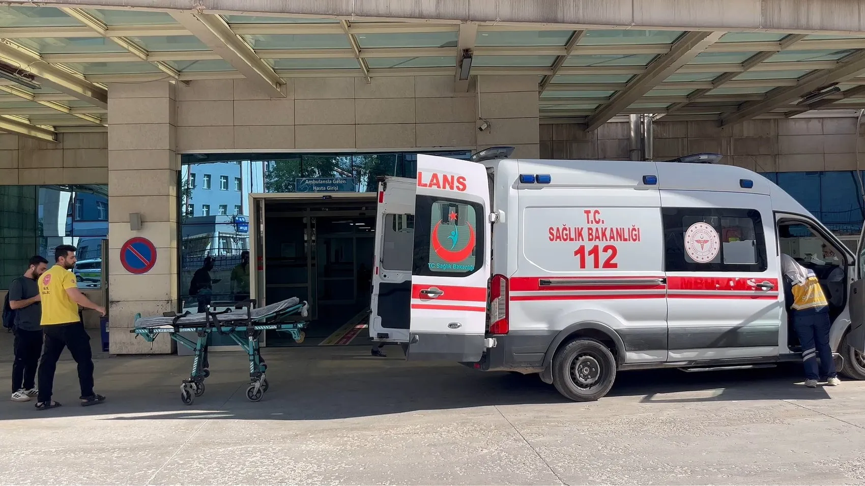 Eruh’ta yaşlı adam evinin önündeki duvardan düşerek ağır yaralandı