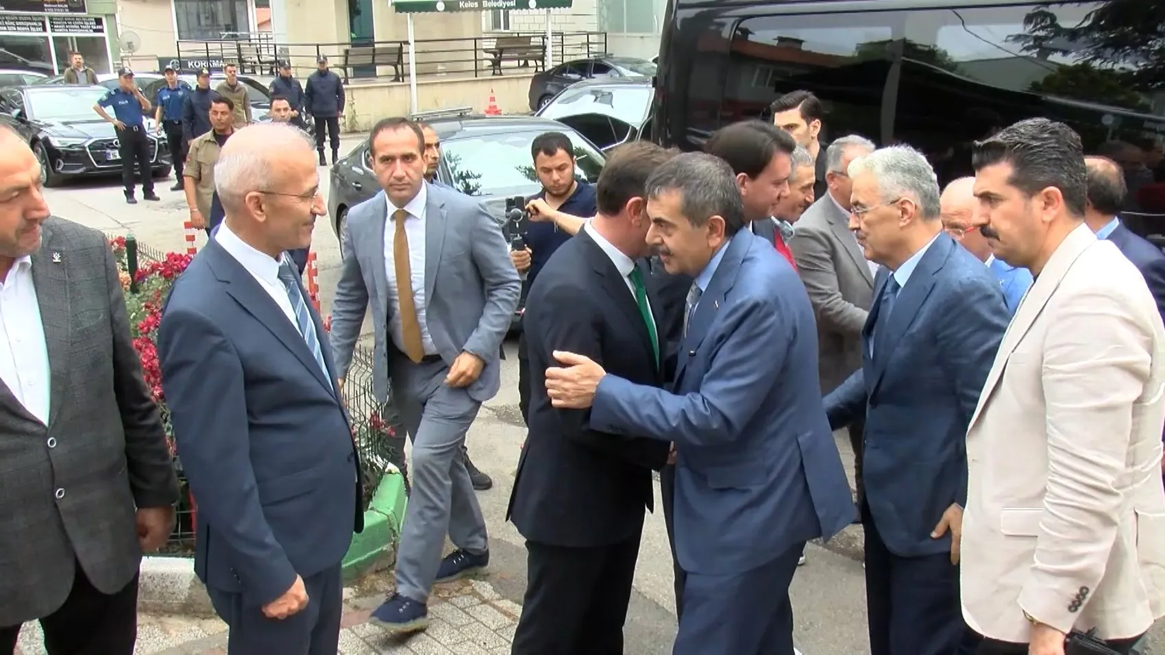 Bakan Tekin hemşeri derneklerini övdü