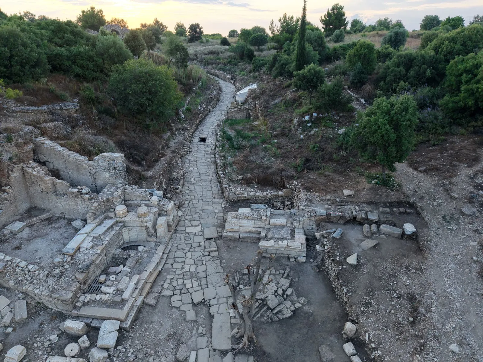 Aspendos'ta iki bin yıllık ticaret yolu ve dükkanlar bulundu