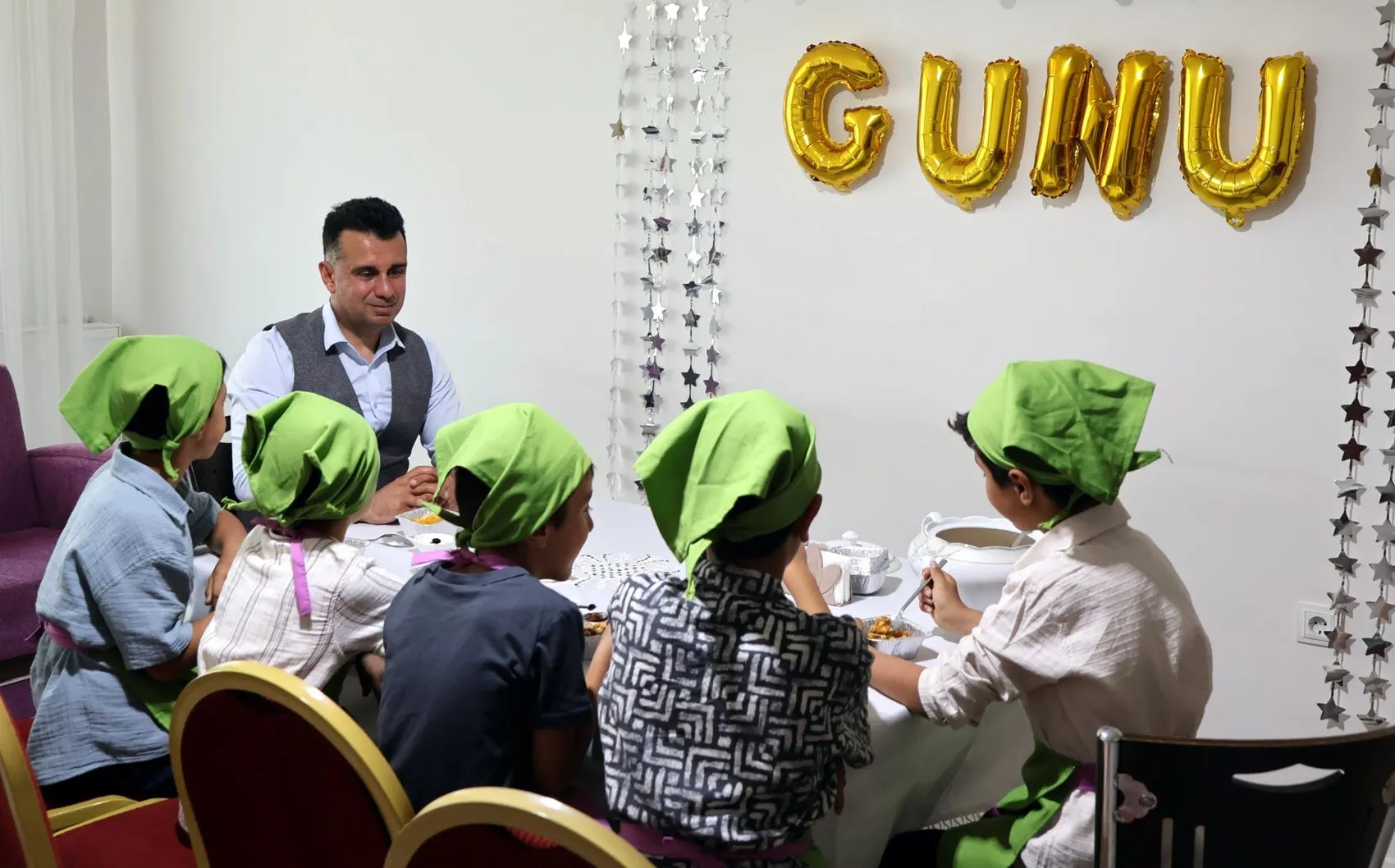 Erzurumdaki çocuklar aşure kazanının başına geçti
