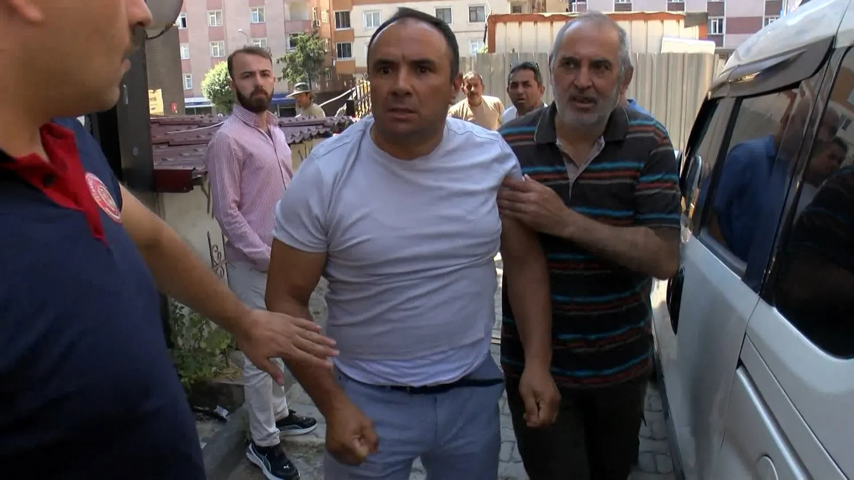 Küçükçekmece'de bina çöktü mahsur kalanlar var