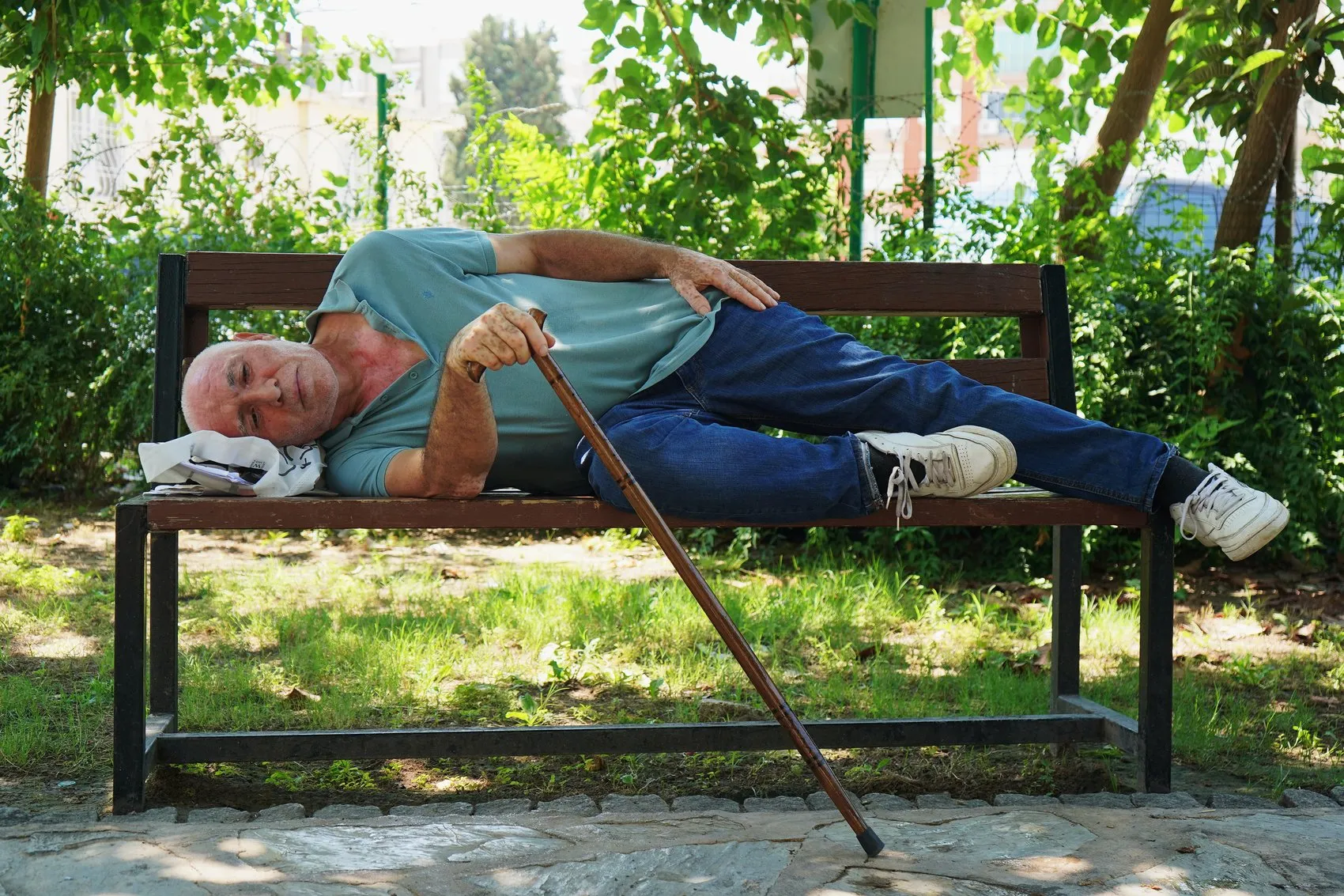 Antalya sokaklarında bir emekli Veli Çalışkan huzurevine yerleşmeyi bekliyor