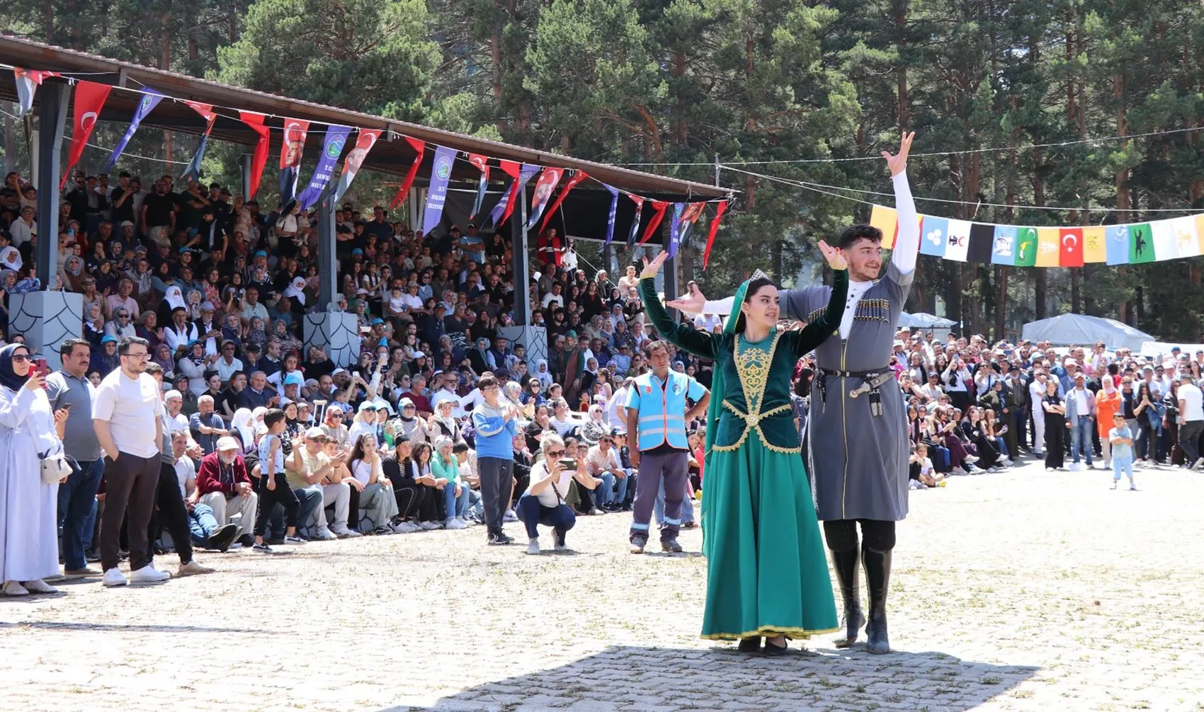 Erzurum Şenkaya’da 20 bin kişi bal festivalinde buluştu