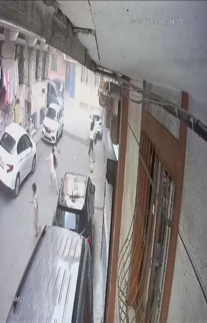 Esenler'de fırtına dehşeti Çatı saniyelerle çocukların üzerine düşmekten kurtuldu