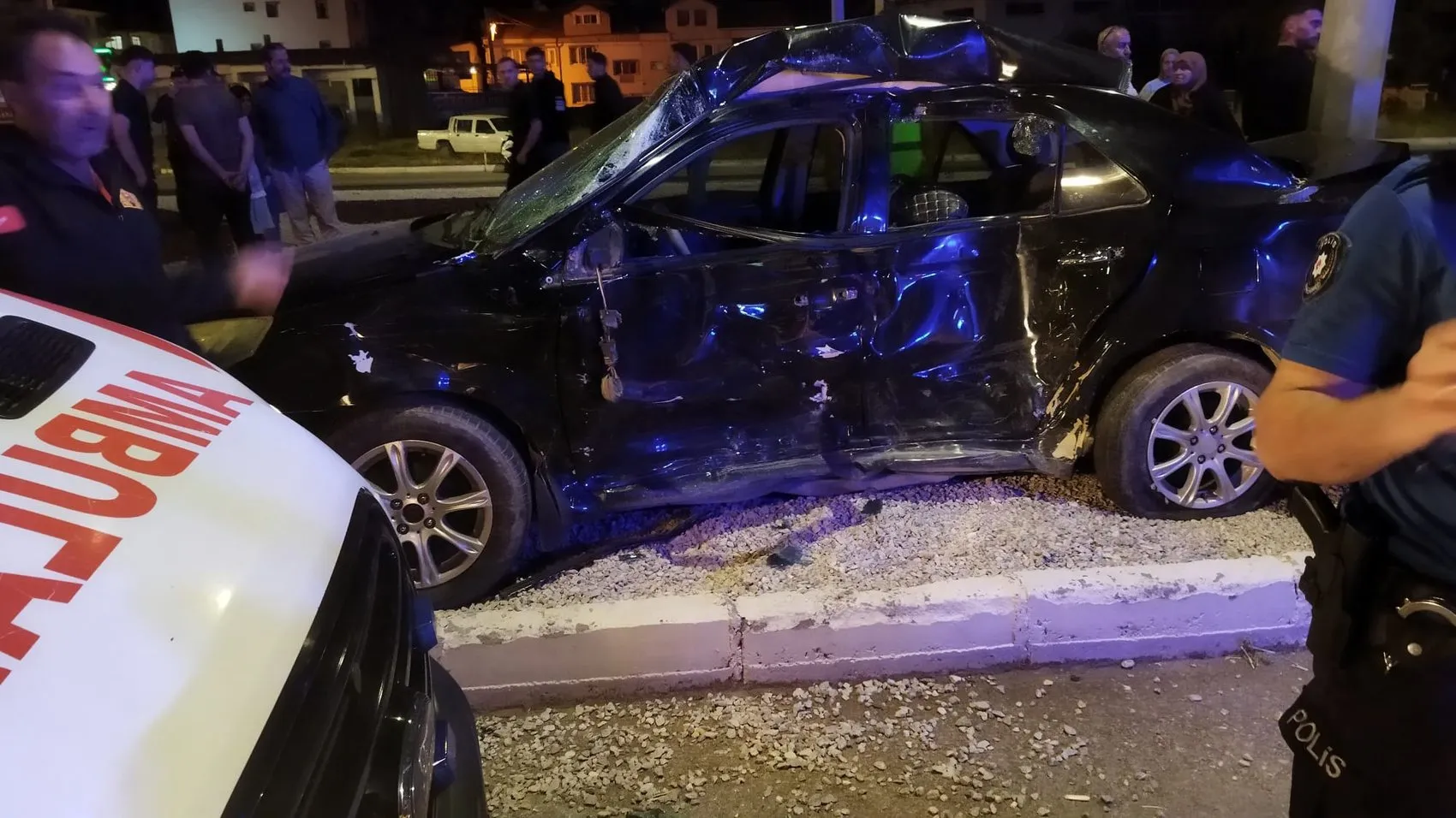 Afyonkarahisar’da gece yarısı otobüs ve otomobil çarpıştı