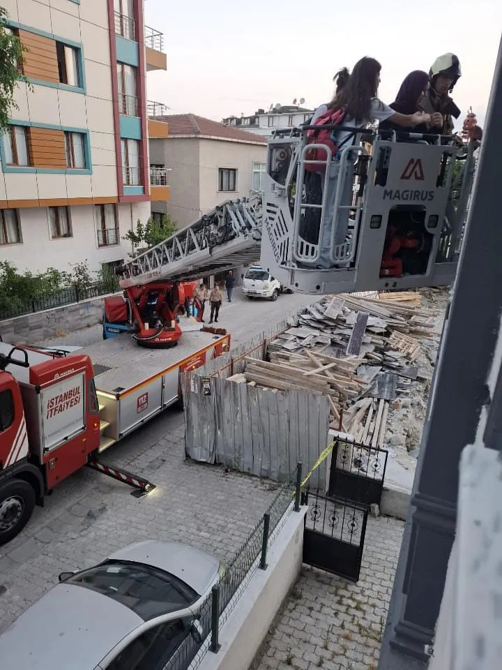 Küçükçekmece'de inşaat kazısı apartman sakinlerini sokağa döktü