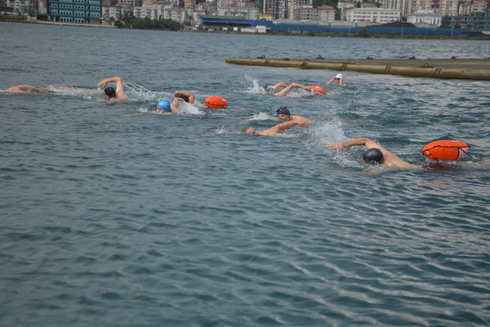 Karadeniz'in dalgalı sularında 15 Temmuz için kulaç attılar