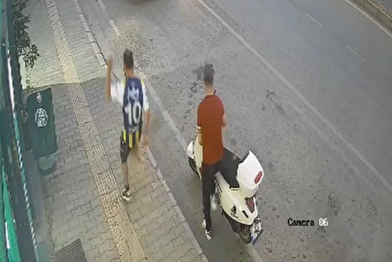 Samsun'da bir kişi kaldırımda yürüyen kediye tekme attı