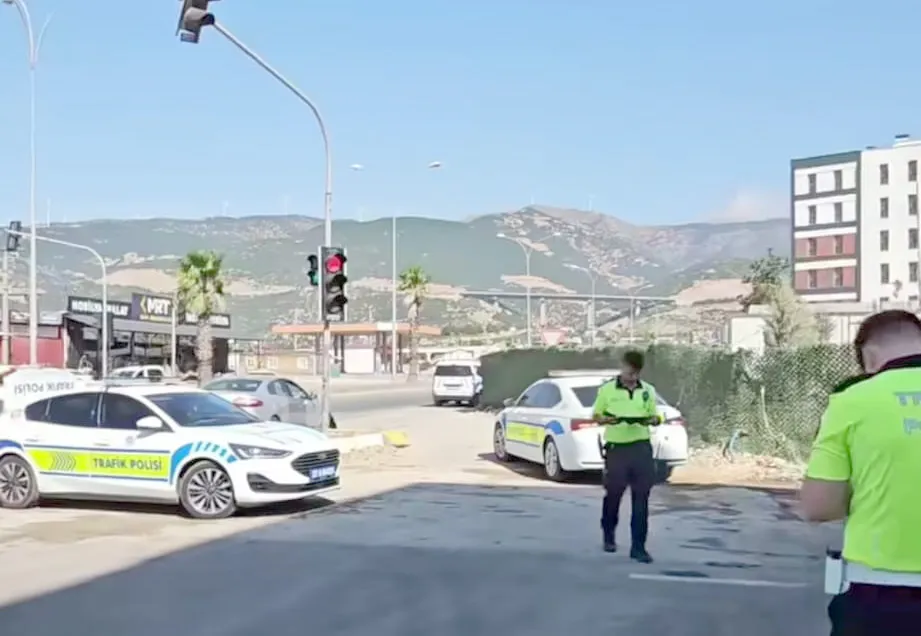 Nurdağı kavşağında iki araç çarpıştı