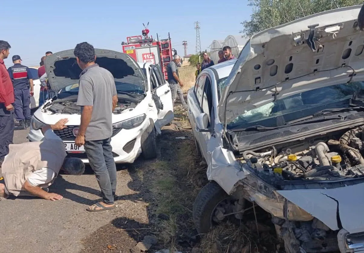 Adıyaman Besni yolunda iki araç çarpıştı