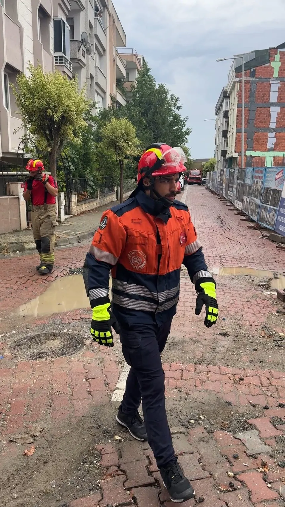 Avcılar'da inşaat kazısı çöktü Sokak trafiğe kapatıldı
