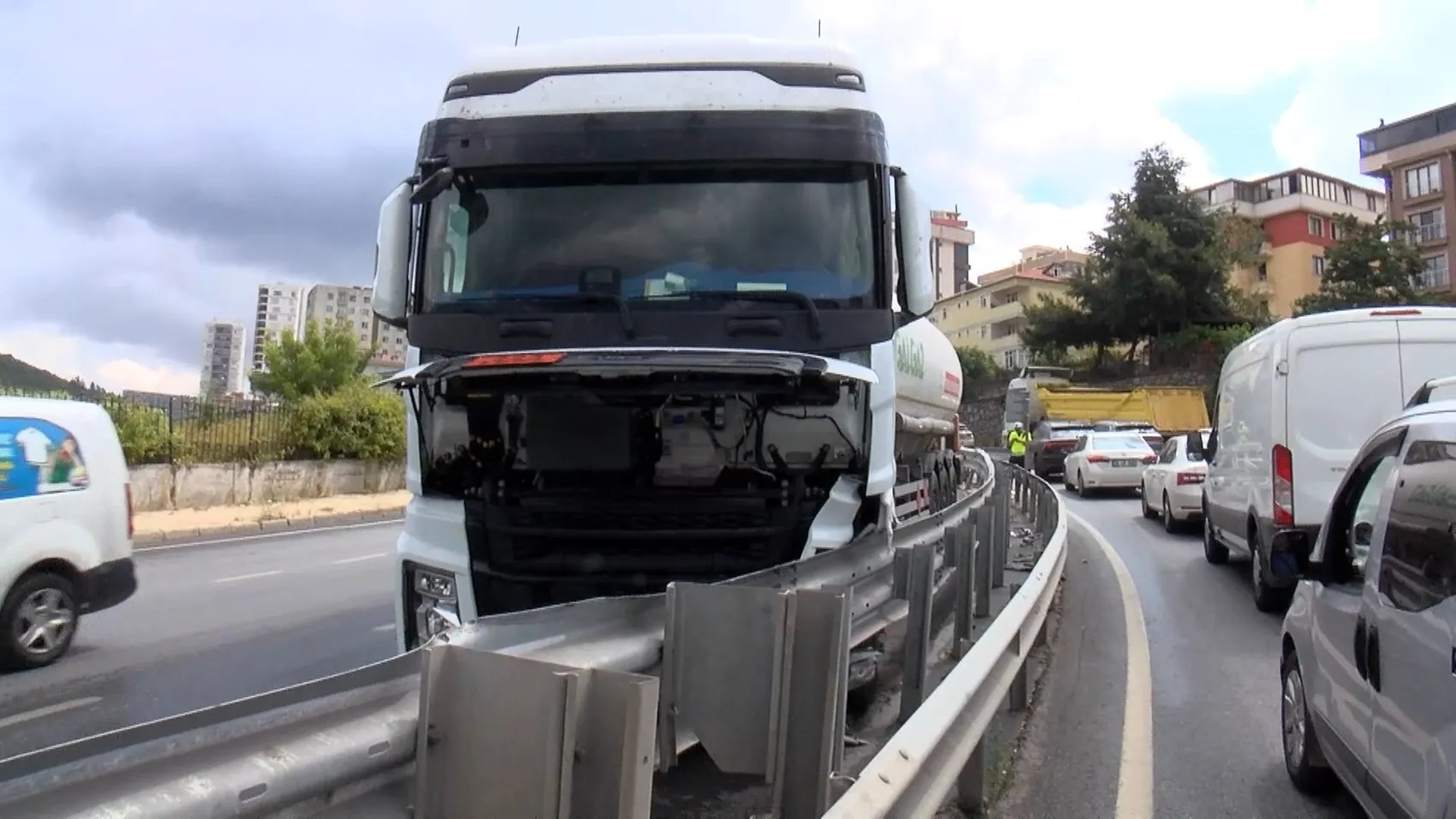 Maltepe'de yağmurlu yolda zincirleme kaza