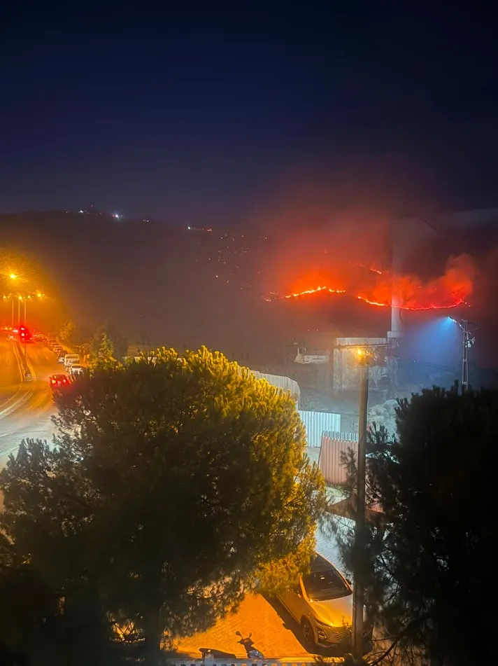 İzmir'de yerleşim yerlerini tehdit eden yangın kontrol altına alındı
