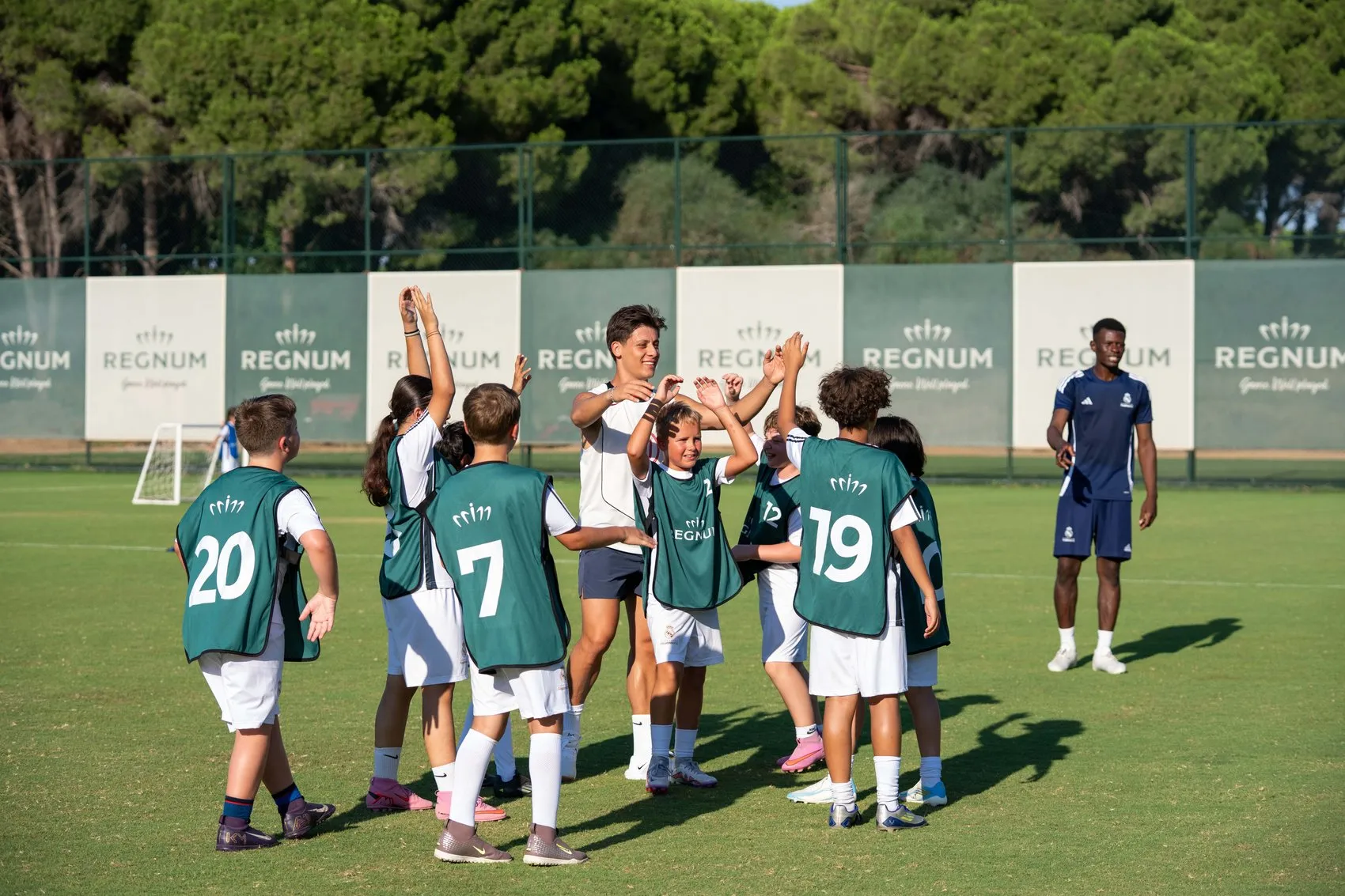 Arda Güler minik futbolcuların kampını ziyaret etti