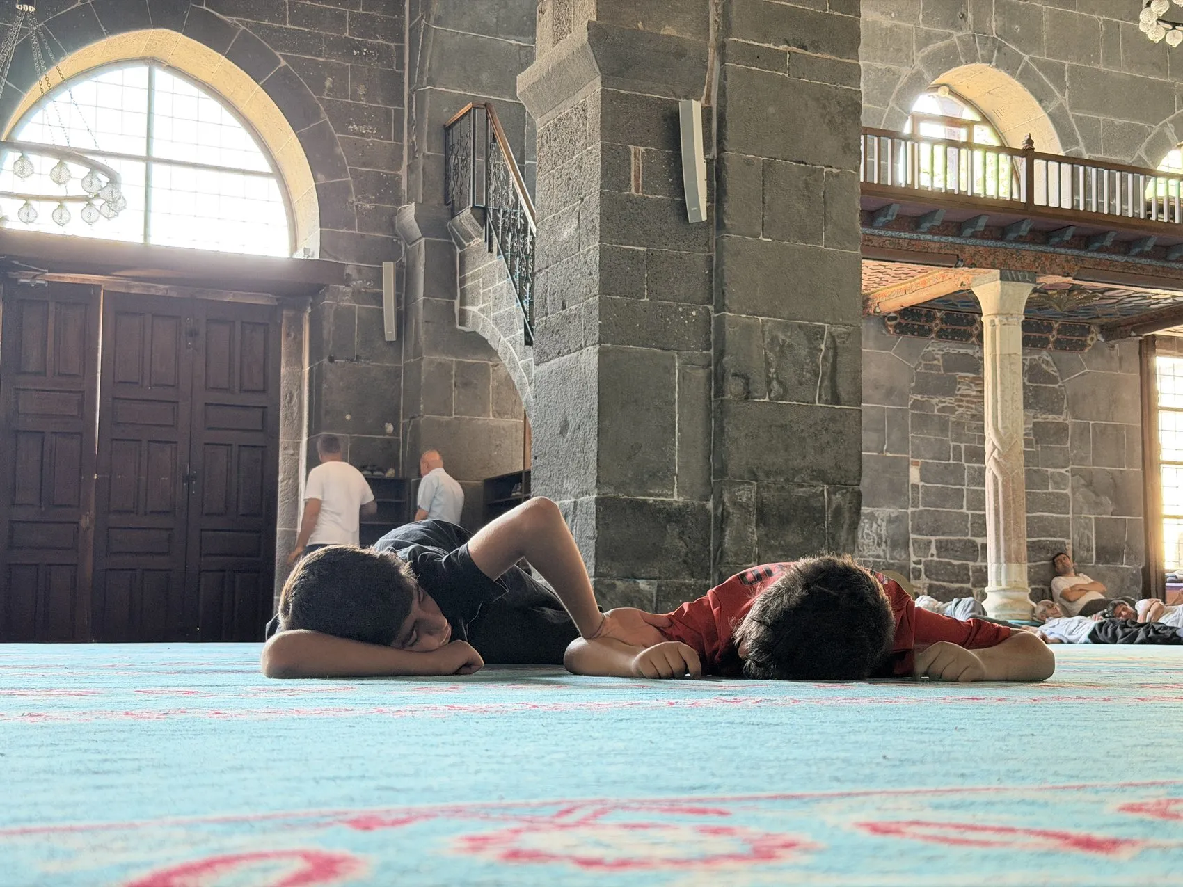 Diyarbakır'da termometreler kırılınca vatandaş camiye sığındı