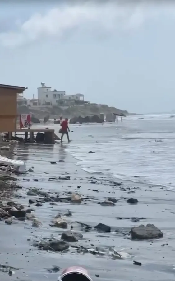 Adana'da hortum paniğine rağmen denize girdiler