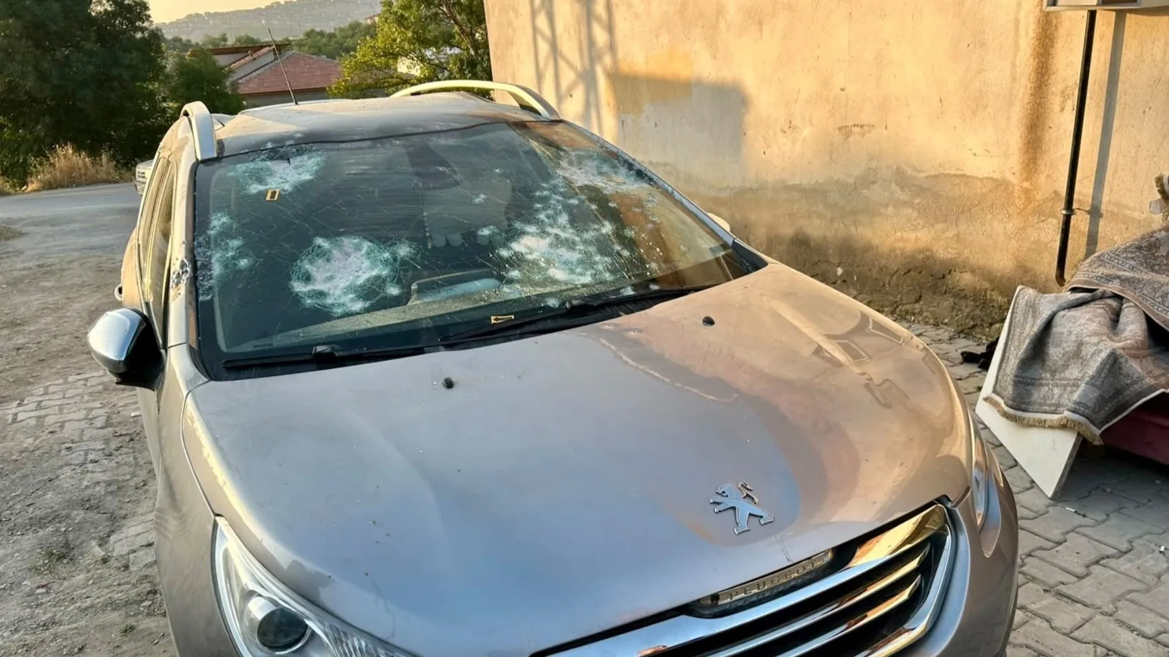 Malatya'da gece yarısı otomobile kurşun yağdırdılar